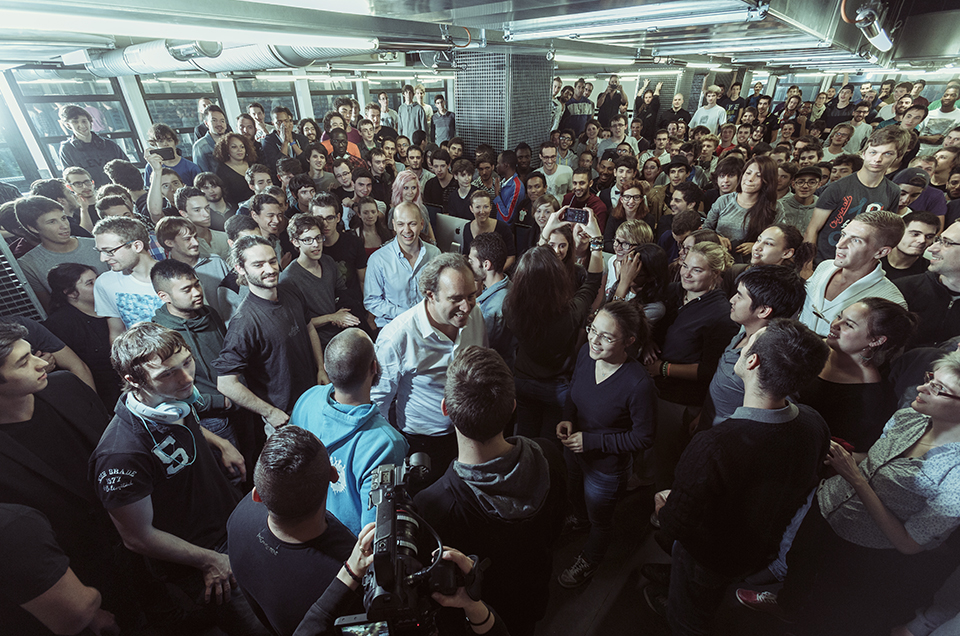 All those people there, to learn how to code. Lots of students crowding around 42 founder Xavier Niel.